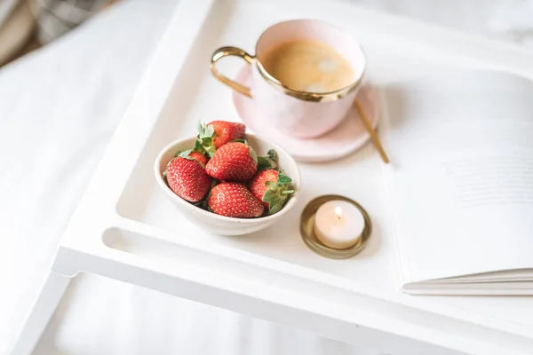 Desayuno para San Valentín con café y fresas. — Foto de Stock