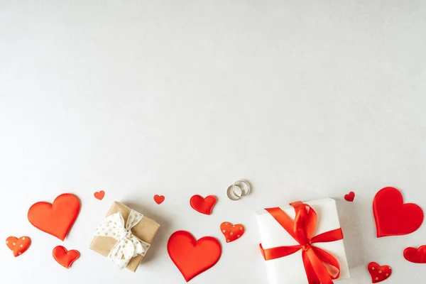 Fondo con regalo y corazones con espacio libre para texto sobre fondo gris concreto. Concepto de San Valentín. Concepto del Día de las Madres. Tarjeta de felicitaciones. Copiar espacio. Piso tendido, vista superior — Foto de Stock