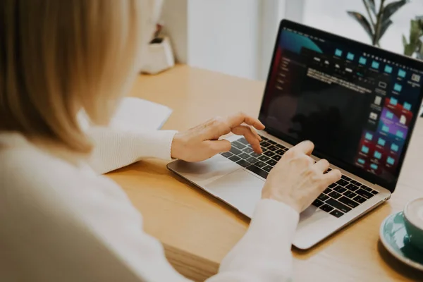 Felnőtt nő kezek, ül a kávézóban kávésbögrével és online dolgozik a laptopon. Üzletasszony gépel notebook számítógépen coworking hely pörkölő kávézó, közelről. — Stock Fotó