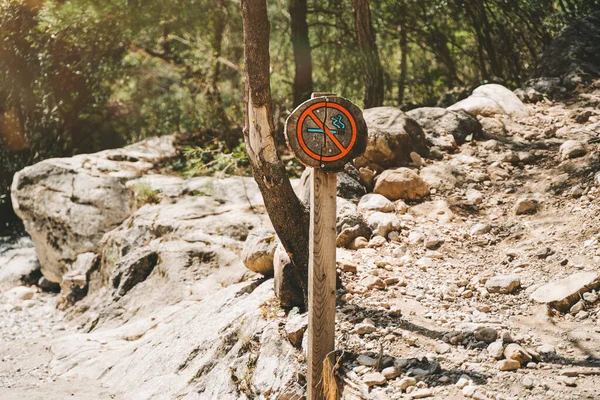 Kein rauchendes hölzernes Hinweisschild auf einem Bergwanderweg. Umweltzeichen verbietet das Rauchen in der Gegend — Stockfoto