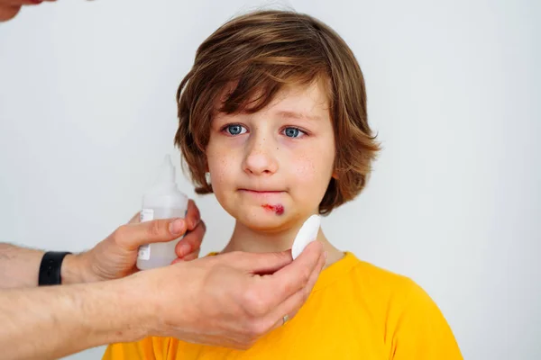 Dad Doctor Father Treats Bruised Wound His Son School Boy — Stock Photo, Image
