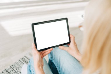 İnternetteki video konferans görüşmesi için dijital cihaz tableti kullanan bir kadın. Çevrimiçi eğitim merkezinden ve işten uzakta. Boşluğu kopyala, boş model.