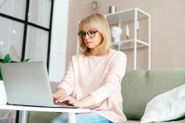 Pensando Independiente Madura Mujer Mayor Gafas Escribir Ordenador Portátil Trabajar — Foto de Stock