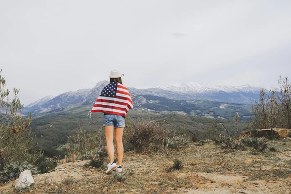 Eine Junge Frau Steht Mit Der Flagge Auf Dem Rücken — Stockfoto