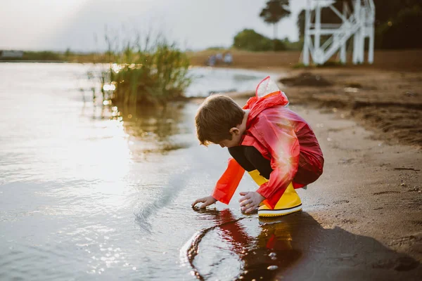 Niño Con Impermeable Rojo Botas Goma Amarillas Jugando Con Agua —  Fotos de Stock
