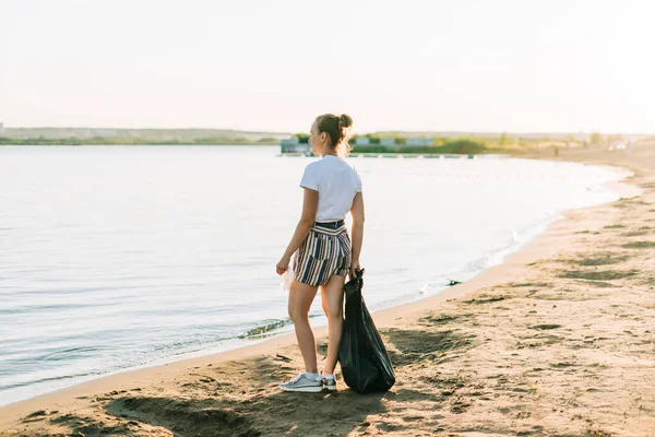 Junge Freiwillige Mit Tasche Und Handschuhen Sammeln Müll Plastikflaschen Säubern — Stockfoto