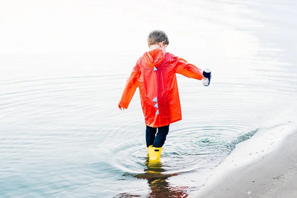 Niño Con Impermeable Rojo Botas Goma Amarillas Jugando Con Agua —  Fotos de Stock