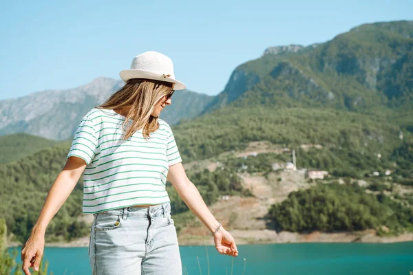 Lächelnde Frau Mit Hut Und Sonnenbrille Mit Wilden Haaren Die — Stockfoto