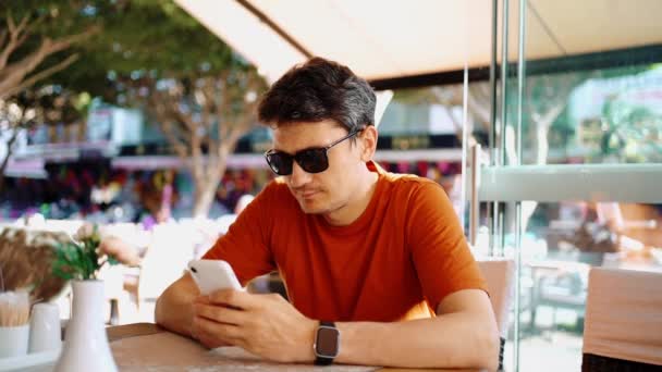 Junger Mann Mit Sonnenbrille Blickt Einem Straßencafé Restaurant Auf Sein — Stockvideo