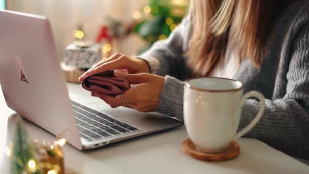 여성들은 신용카드 노트북을 잡는다 크리스마스 연휴에 온라인 프리랜서 집에서 걸어오고 — 비디오