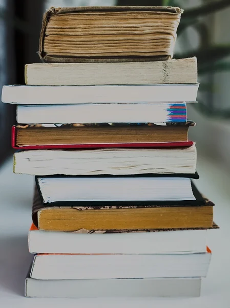 Stapel verschiedener Bücher — Stockfoto