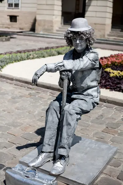 Человек заморожен как скульптура в историческом центре Львова — стоковое фото