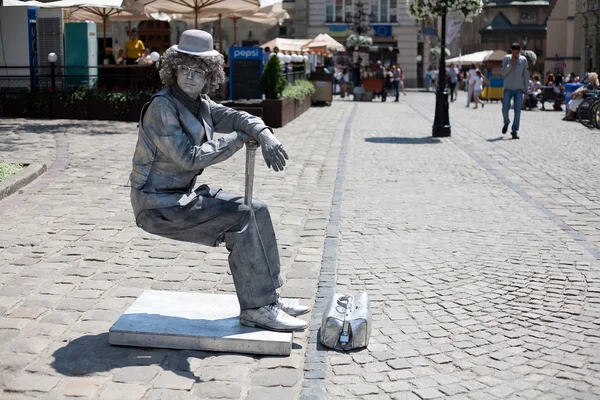 Mann frosset som en skulptur i det historiske sentrum av Lviv – stockfoto