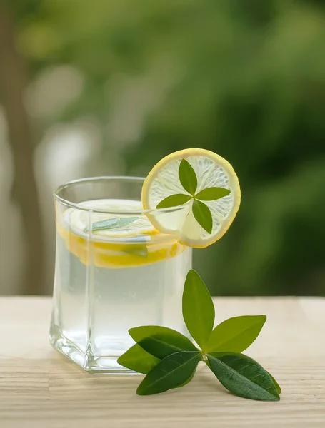 Limonada o calabaza de limón como bebida de verano para apagar el suyo — Foto de Stock