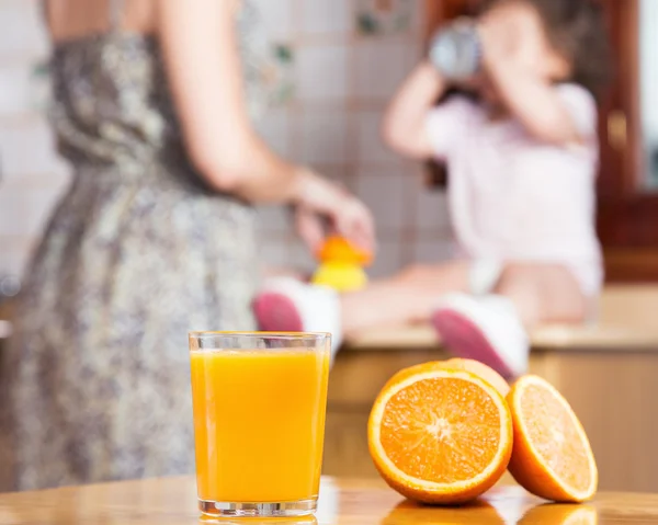 갓 짜낸된 오렌지 주스 만들기 — 스톡 사진