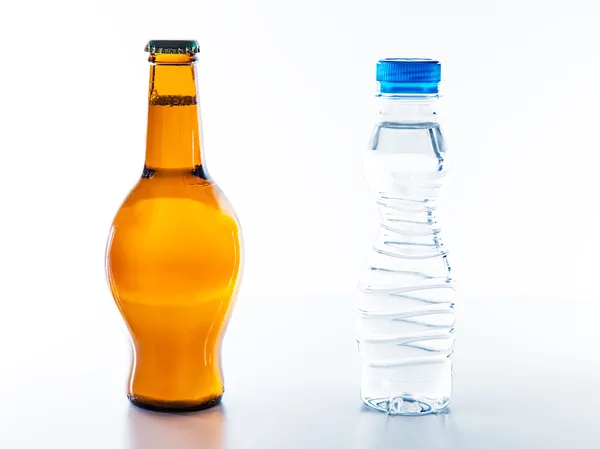 Beber agua es más saludable que beber cerveza. — Foto de Stock