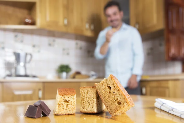 Olhando seu delicioso bolo de esponja caseiro — Fotografia de Stock