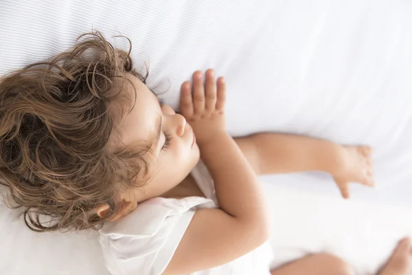 Baby meisje slaapt — Stockfoto