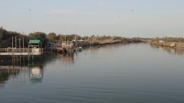 어부들 오전에 장비를 가지고 유니티 마키오 근처의 라벤나 — 비디오