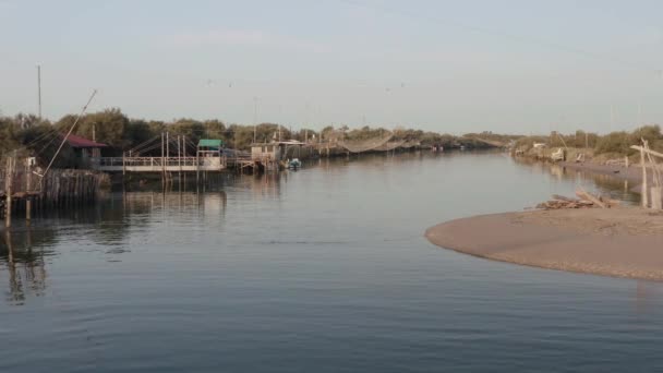 Cabanas Pescadores Com Redes Pesca Equipamentos Pesca Rio Pela Manhã — Vídeo de Stock