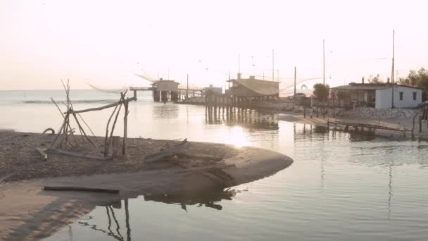 Fiskarstugor Med Fiskenät Och Fiskeutrustning Vid Floden Morgonen Lido Dante — Stockvideo