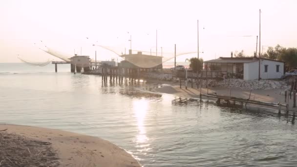 上午在河上配备渔网和捕鱼设备的渔民小屋 Lido Dante Fiumi Uniti Comacchio山谷附近的Ravenna — 图库视频影像