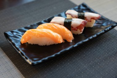 Geleneksel Japon nigiri suşisi somon ve ahtapotlu suşi..