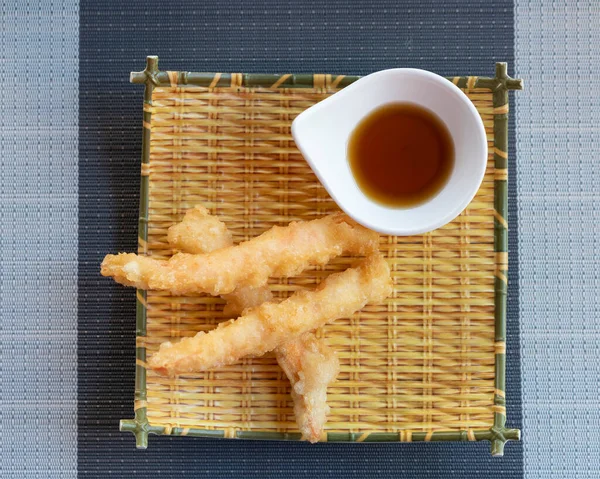 黄色の竹の板に醤油とエビの天ぷら 伝統的なアジア料理の海鮮天ぷら — ストック写真