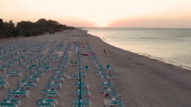 Güzel deniz ve sahil manzarası, deniz manzarası ve sırt üstü tepe, Simeri Mare, Calabria, Güney İtalya