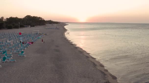 Letecký Pohled Krásné Moře Pláž Východ Slunce Přímořský Mys Kopec — Stock video