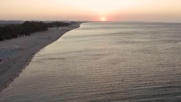 意大利南部卡拉布里亚Simeri Mare美丽的大海和海滩日出 海景和山岗的空中景观 — 图库视频影像