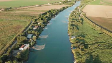 Nehirdeki balıkçı kulübelerinin havadan görüntüsü, Lido di Dante, Fiumi Uniti, Ravenna Comacchio Vadisi yakınlarında..