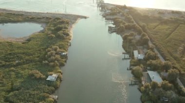Adriyatik Denizi 'ne akan nehirdeki balıkçı kulübelerinin havadan görüntüsü, Lido di Dante, Fiumi Uniti, Ravenna Comacchio Vadisi yakınlarında..