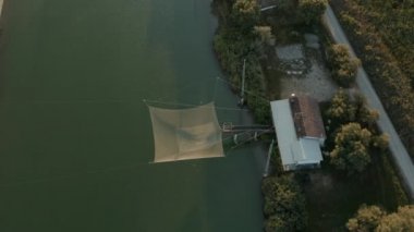 Adriyatik Denizi 'ne akan nehirdeki balıkçı kulübelerinin havadan görüntüsü, Lido di Dante, Fiumi Uniti, Ravenna Comacchio Vadisi yakınlarında..