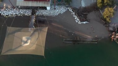 Nehirdeki balıkçı kulübelerinin havadan görüntüsü, Lido di Dante, Fiumi Uniti, Ravenna Comacchio Vadisi yakınlarında..