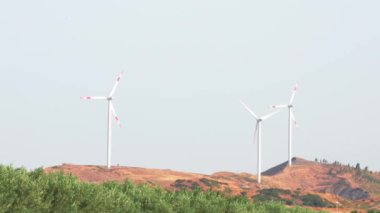 Sahada rüzgar türbini inşaatı tepede çayır, temiz enerji konsepti, Calabria, İtalya