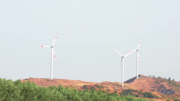 丘の上のフィールドと牧草地で風力タービンの建設 クリーンエネルギーの概念 カラブリア イタリア — ストック動画