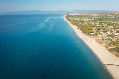 Güneşli bir günde güzel deniz ve sahil manzarası, sırt üstü deniz manzarası ve tepe, Simeri Mare, Calabria, Güney İtalya
