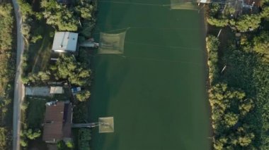 Nehirdeki balıkçı kulübelerinin havadan görüntüsü, Lido di Dante, Fiumi Uniti, Ravenna Comacchio Vadisi yakınlarında..