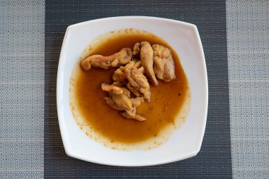 Restoranda tavuk ve teriyaki soslu Çin yemeği.