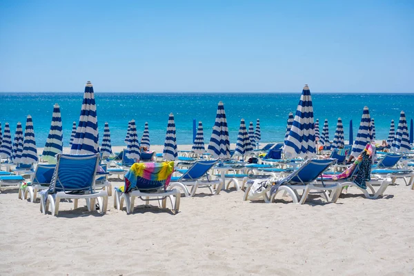 Blau Weißer Sonnenschirm Und Liegestuhl Strand Vor Blauem Meer Und — Stockfoto