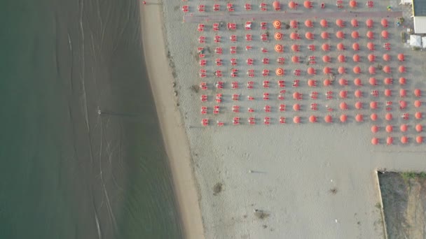 Widok Piaszczystą Plażę Parasolami Altanką Pomysł Wakacje Lido Adriano Wybrzeże — Wideo stockowe