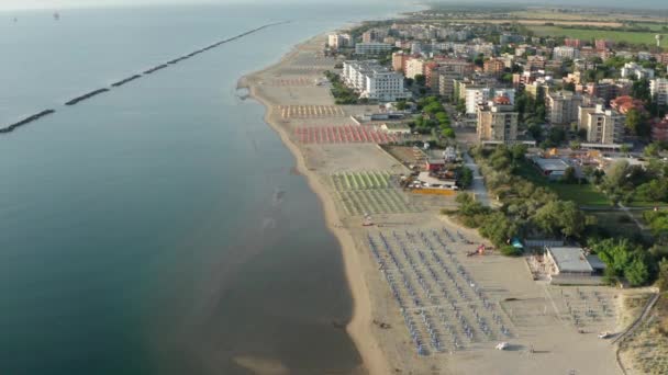 공중에서 내려다본 모래사장 Summer Vacation Concept Lido Adriano Town Adriatic — 비디오