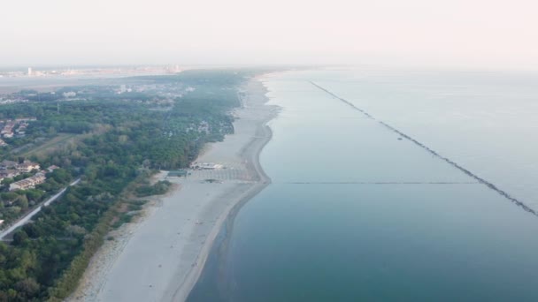 Widok Lotu Ptaka Piaszczystą Plażę Parasolami Altanką Miasto Lido Adriano — Wideo stockowe