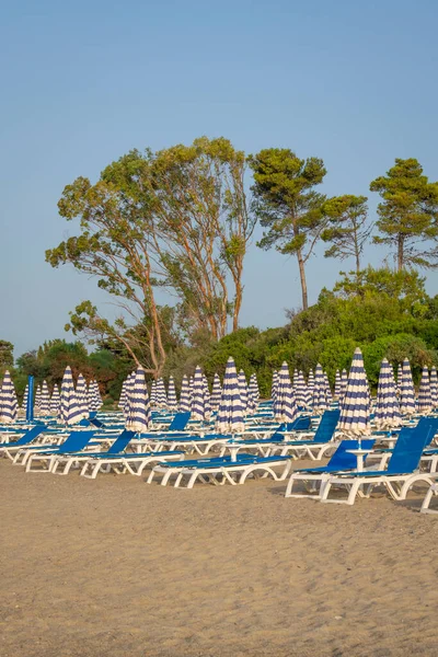 Blau Weißer Sonnenschirm Und Liegestühle Sandstrand — Stockfoto
