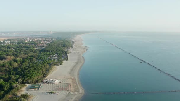 Вид Воздуха Песчаный Пляж Пумбреллами Газебоссами — стоковое видео