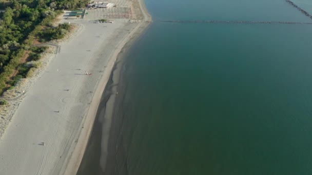 Widok Lotu Ptaka Piaszczystą Plażę Parasolami Altanką Miasto Lido Adriano — Wideo stockowe