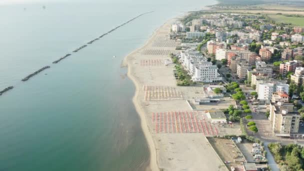Luftaufnahme Des Sandstrandes Mit Sonnenschirmen Pavillons Und Stadt Sommerferienkonzept Stadt — Stockvideo