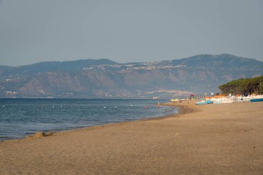 Güneşli bir günde Adriyatik deniz ve sahil manzarası arka planda deniz manzarası, Simeri Mare, Calabria, Güney İtalya