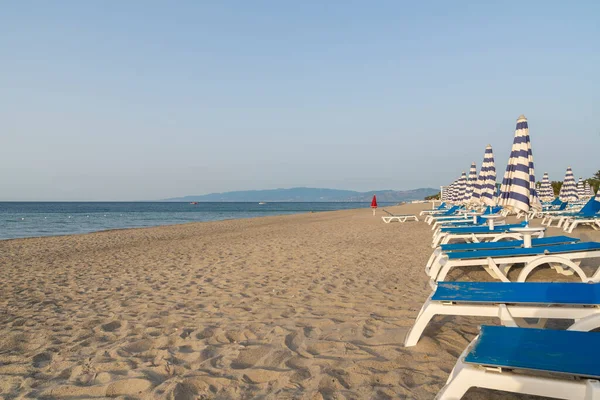 Ombrellone Sedie Sdraio Blu Bianche Sulla Spiaggia Fronte Mare Blu — Foto Stock